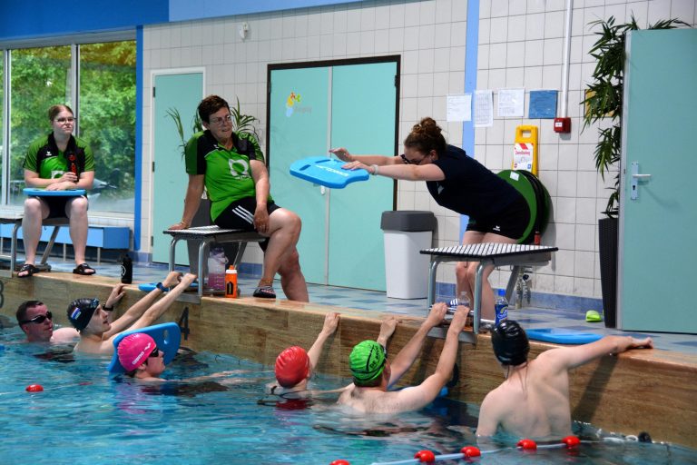 Zwemmers De Brug Veendam krijgen speciale training voor Nationale Spelen